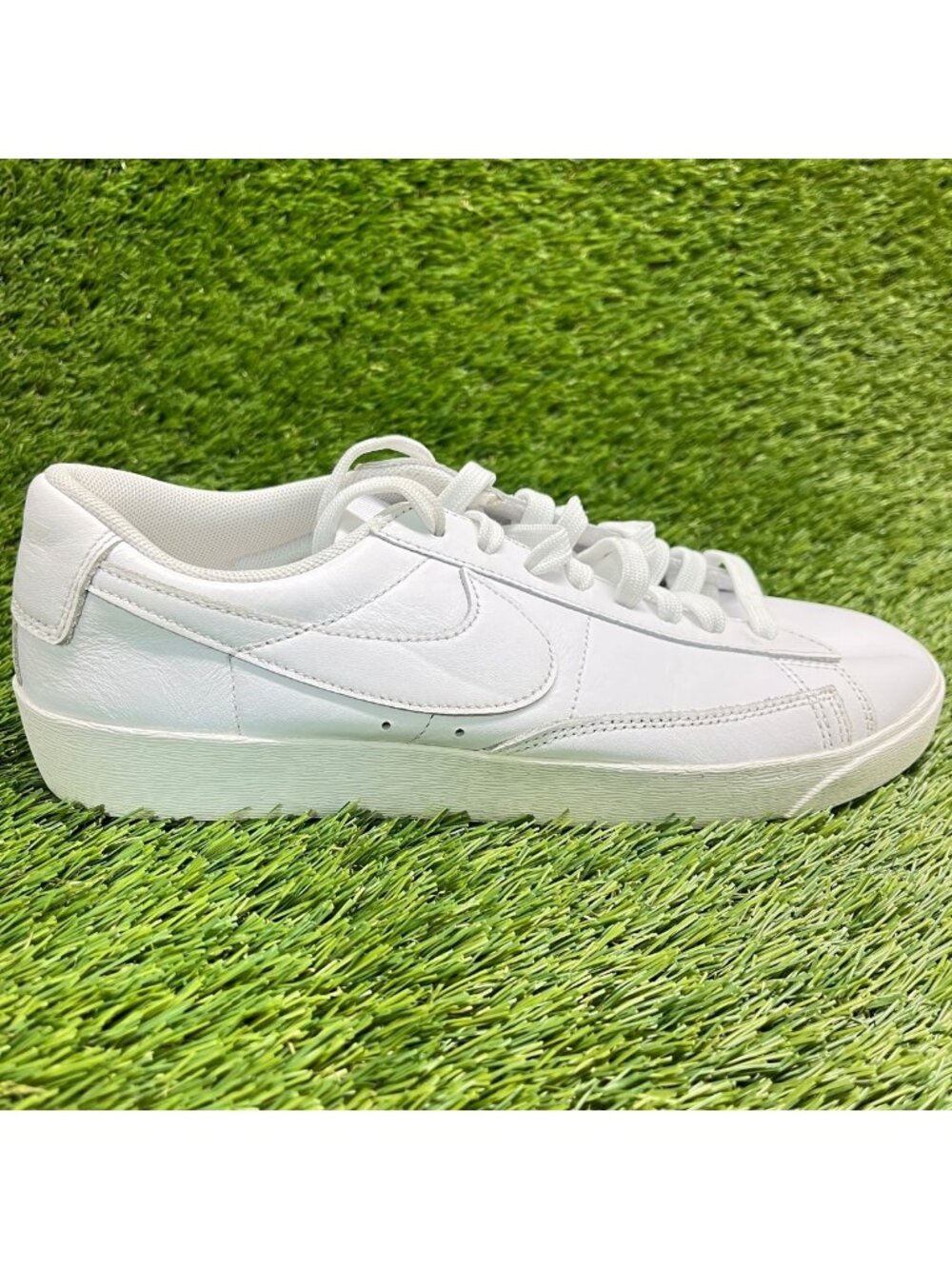 Nike Blazer Low LE Womens Size 8.5 Triple White Athletic Leather Shoes Sneakers